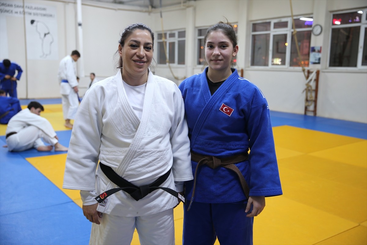 Milli judocu Minel Tepe (17) Türk judo tarihinde önemli başarılar elde eden annesi ve antrenörü...