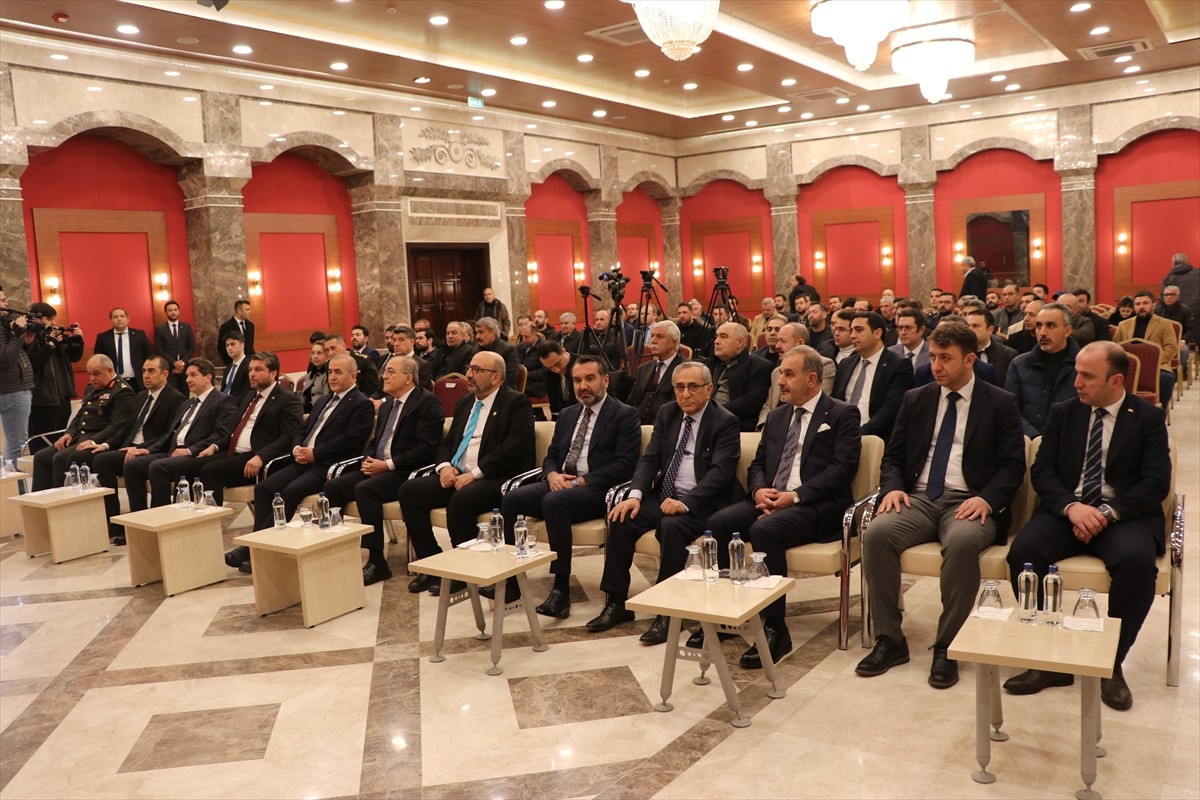 Milli Savunma Bakan Yardımcısı Şuay Alpay (ortada), Elazığ Organize Sanayi Bölgesi Konferans...