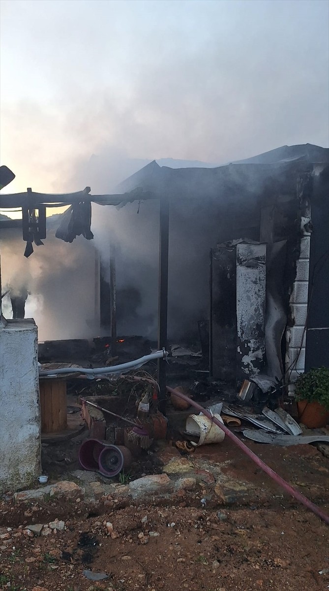 Muğla'nın Bodrum ilçesinde prefabrik evde çıkan yangın itfaiye ekiplerince söndürüldü.