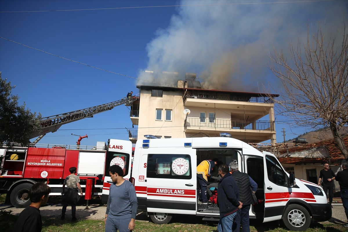 Muğla'nın Fethiye ilçesinde evde çıkan yangında 2'si çocuk 5 kişi dumandan etkilendi. Olay yerine...