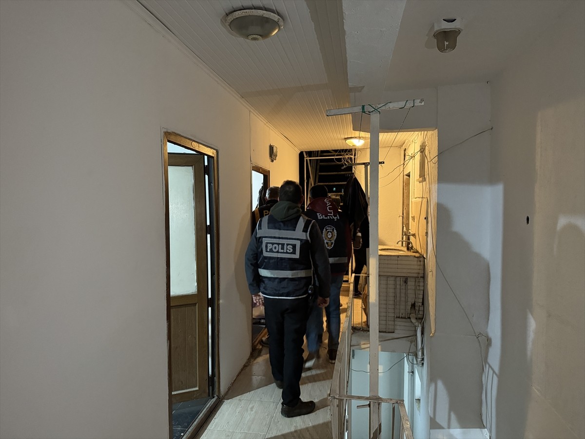 Muğla'nın Fethiye ilçesindeki pansiyonlarda 19 düzensiz göçmen yakalandı.