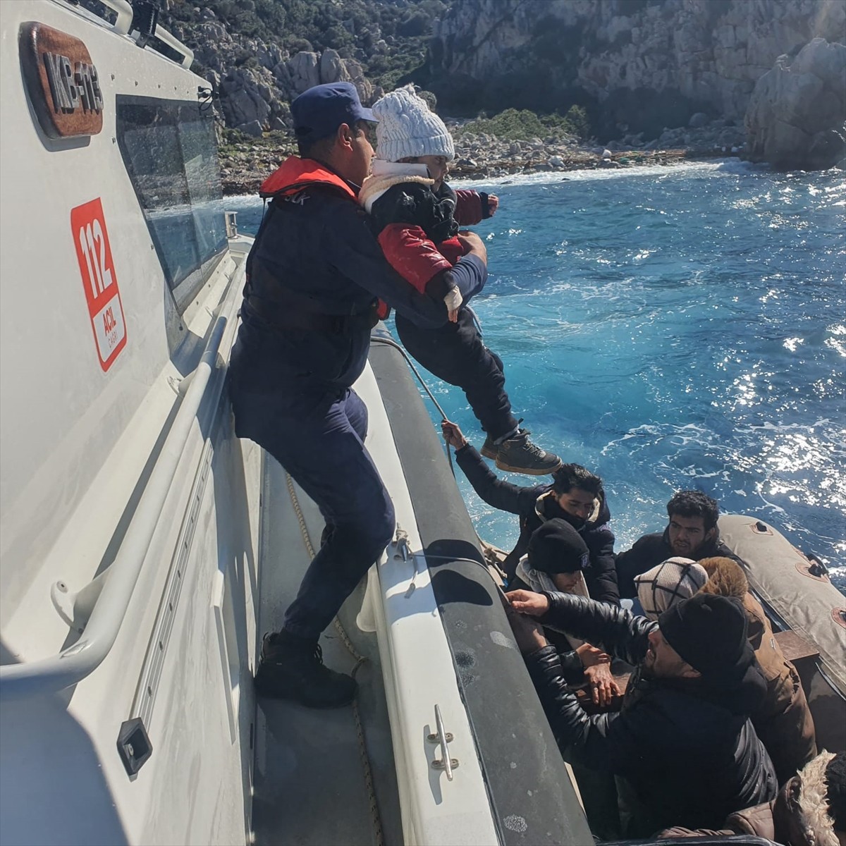 Muğla'nın Marmaris ilçesinde, 13 düzensiz göçmen kurtarıldı. Sahil Güvenlik Komutanlığı ekipleri...