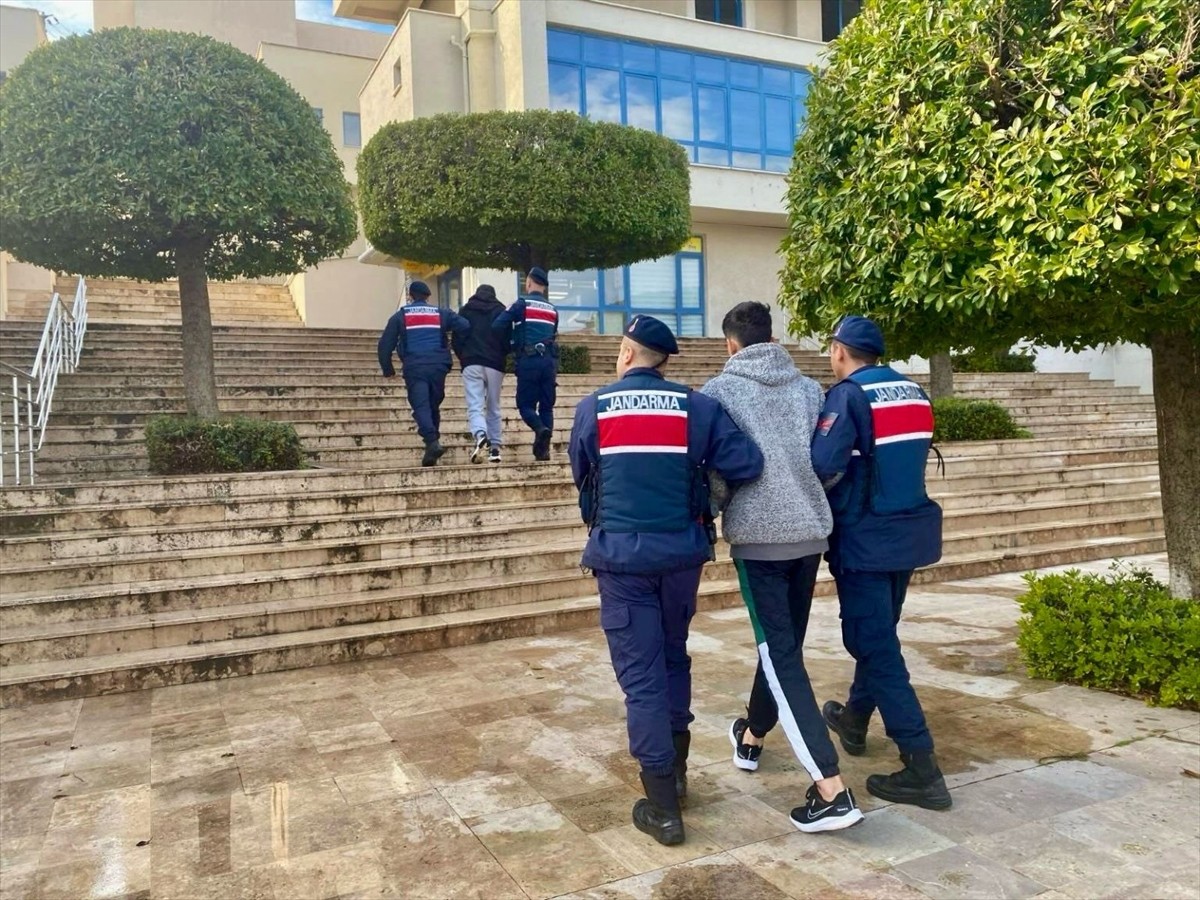 Muğla'nın Marmaris ilçesinde düzenlenen operasyonda gözaltına alınan 3 göçmen kaçakçısı...