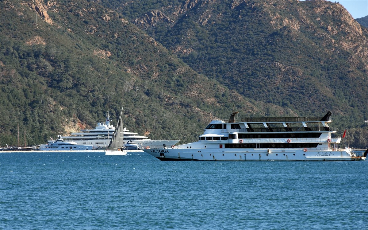 Muğla'nın Marmaris ilçesinde düzenlenen ve yatlarda sadece 3 yelkencinin bulunabileceği MIYC Trio...