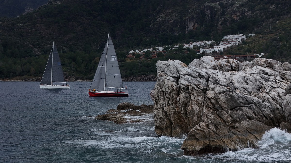 Muğla'nın Marmaris ilçesinde düzenlenen ve yatlarda sadece üç yelkencinin bulunabileceği MIYC Trio...