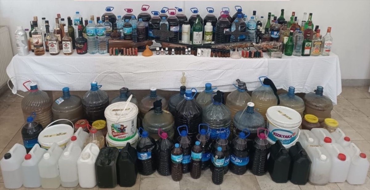 Muğla'nın Ula ilçesinde düzenlenen sahte içki ve kaçakçılık operasyonunda 1 şüpheli yakalandı. İl...