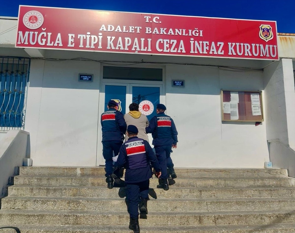 Muğla'nın Ula ilçesinde haklarında kesinleşmiş hapis cezaları bulunan 2 firari hükümlü yakalandı....