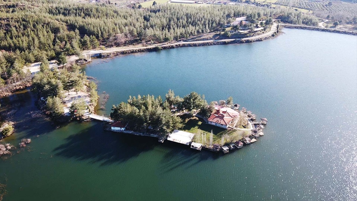 Muğla'nın Ula ilçesinde yağış azlığı nedeniyle suyu kıyıdan yaklaşık 50 metre çekilen Ula Göleti...