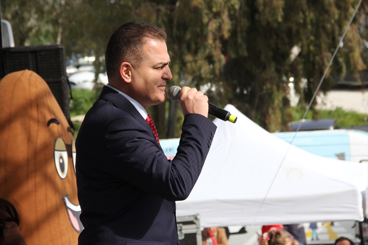 Muğla Valisi İdris Akbıyık, Datça ilçesinde düzenlenen 6. Badem Çiçeği Festivali'nin ikinci günü...