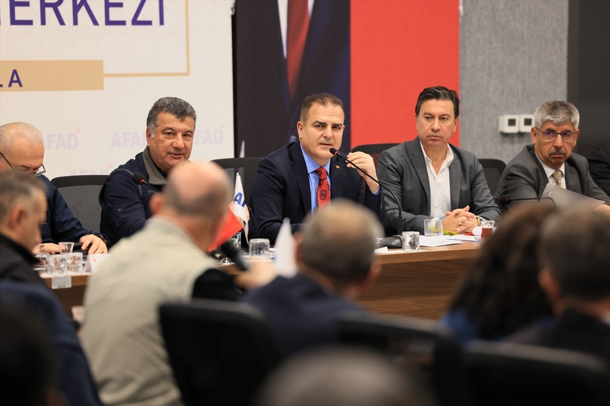 Muğla Valisi İdris Akbıyık (sağda), Afet ve Acil Durum Yönetimi Başkanlığı (AFAD) Salonunda Ege...