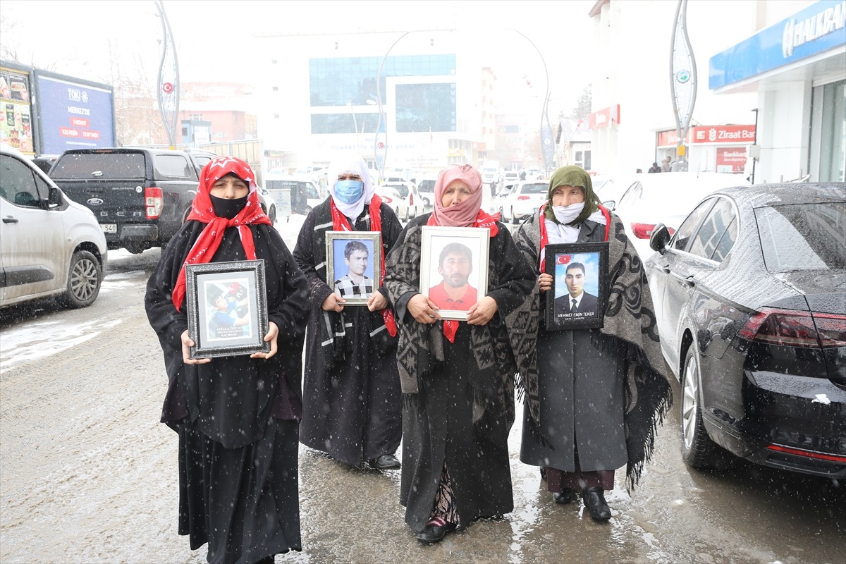 Muş'ta çocukları terör örgütü PKK tarafından kaçırılan aileler, DEM Parti İl Başkanlığı binası...
