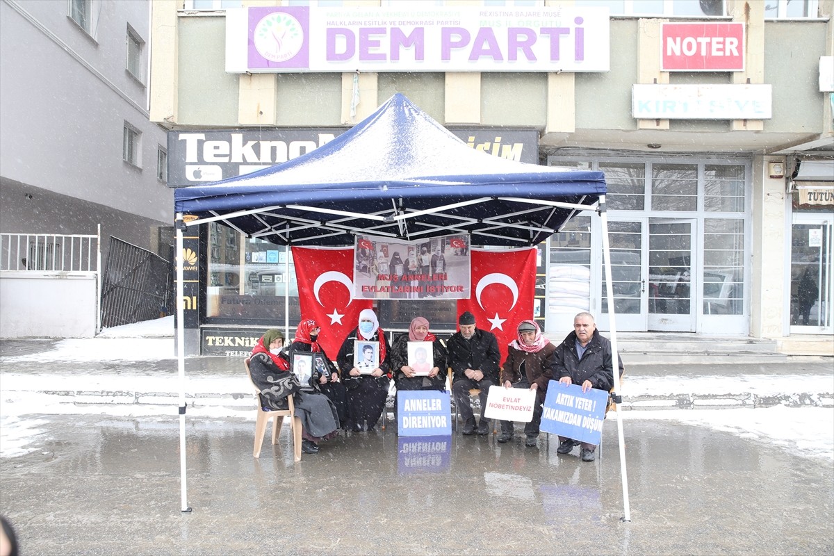Muş'ta çocukları terör örgütü PKK tarafından kaçırılan aileler, DEM Parti İl Başkanlığı binası...