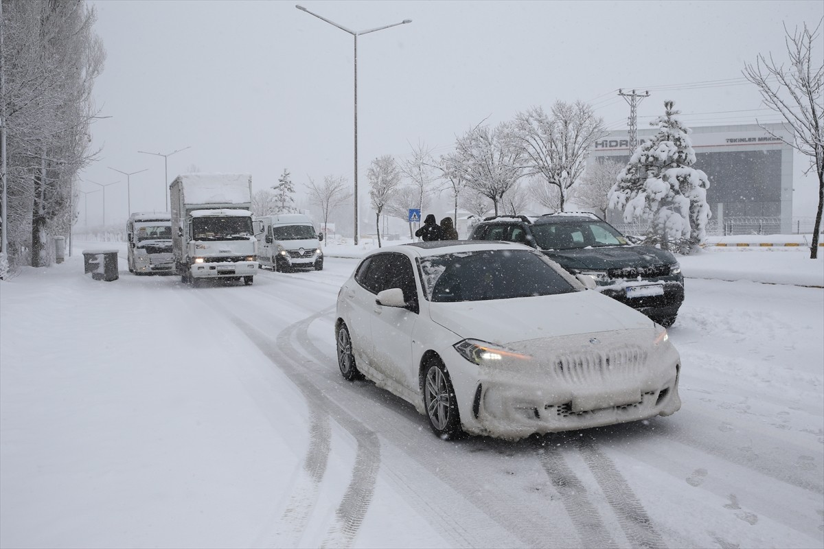 Muş'ta etkili olan kar yağışından dolayı Muş-Bingöl kara yolunun 45'inci kilometresindeki Gedik...