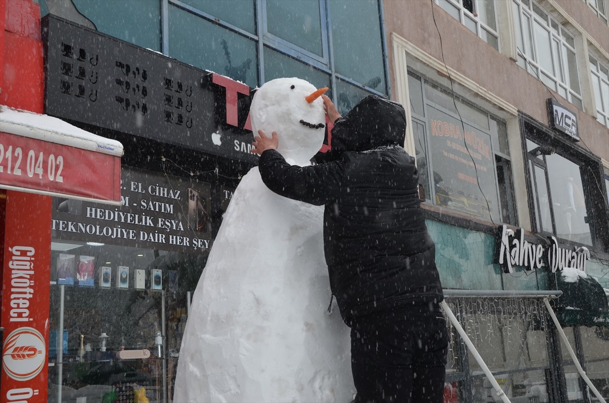 Muş'ta etkili olan yağışların ardından bir esnafın, işyerinin önüne yaptığı yaklaşık 2,5 metre...