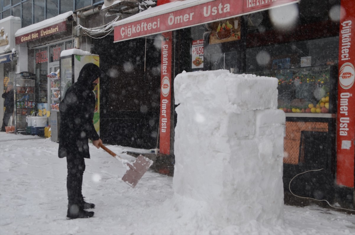 Muş'ta etkili olan yağışların ardından bir esnafın, işyerinin önüne yaptığı yaklaşık 2,5 metre...