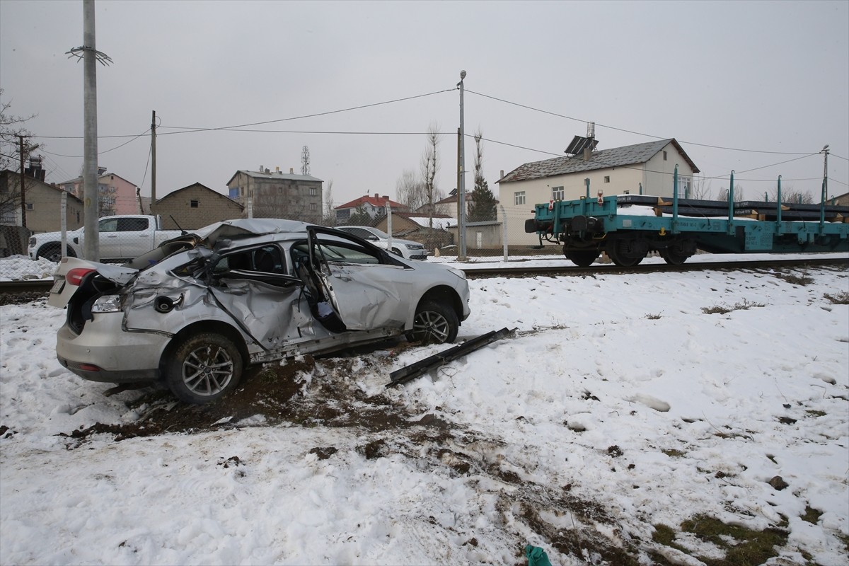 Muş'ta hemzemin geçitte yük treninin çarptığı otomobildeki sürücü yaralandı. İhbar üzerine kaza...