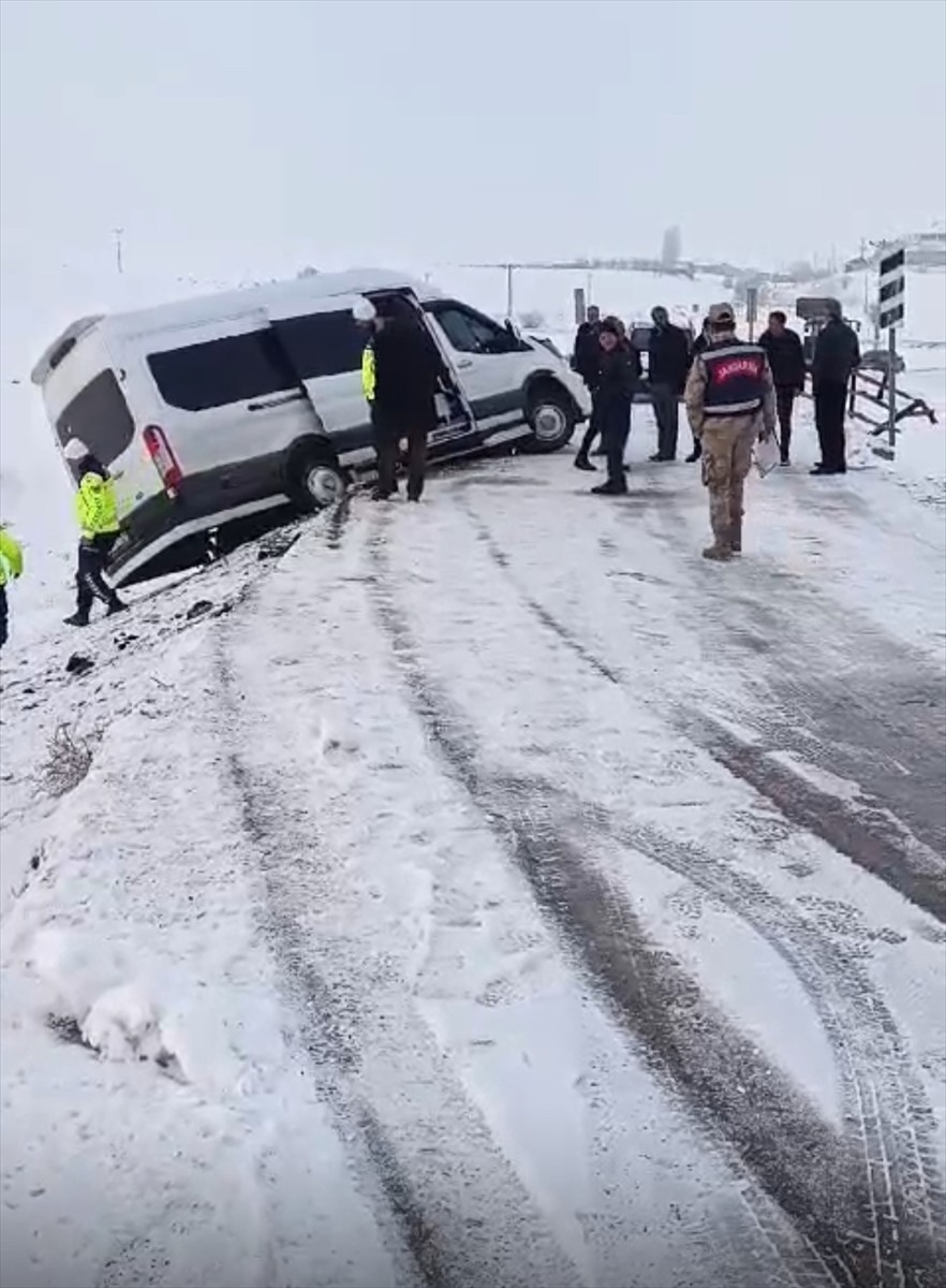 Muş'ta öğretmenleri taşıyan servis aracının, köprünün demir korkuluğuna çarpması sonucu 8 kişi...
