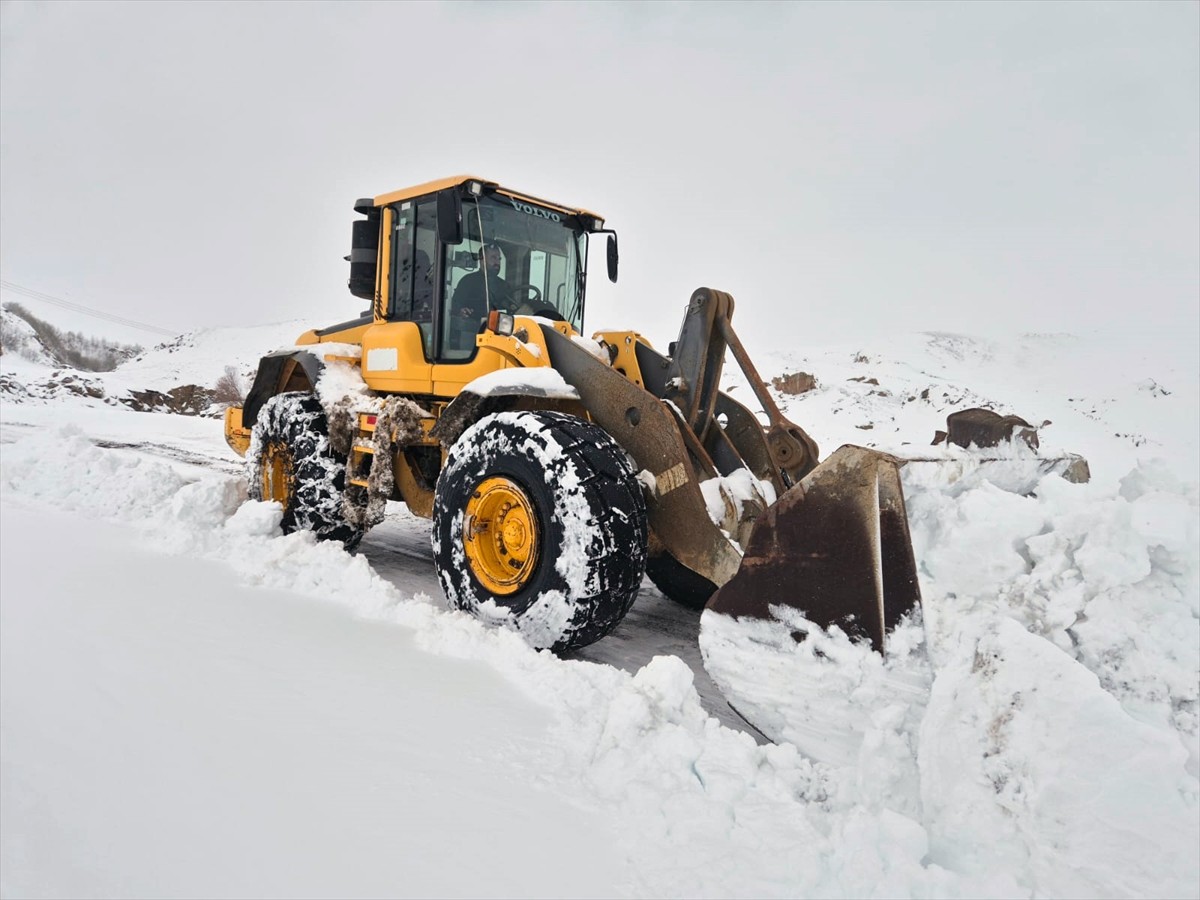 Muş'ta yüksek kesimlerde etkili olan kar ve tipi nedeniyle 24 köy yolu ulaşıma kapandı. Karla...