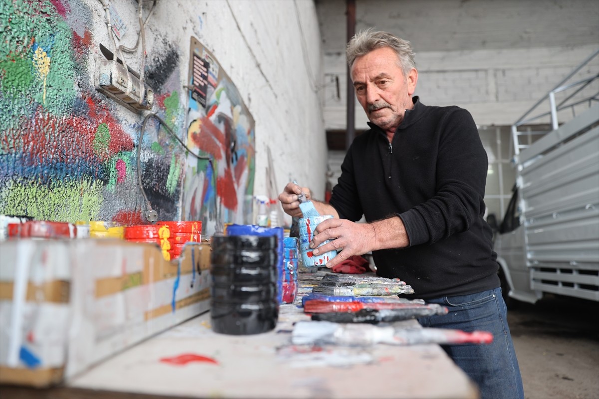 Nevşehir'de kamyon ve kamyonetlerin kasasını boyayan 65 yaşındaki Ali Ulutaş, boş vakitlerinde...