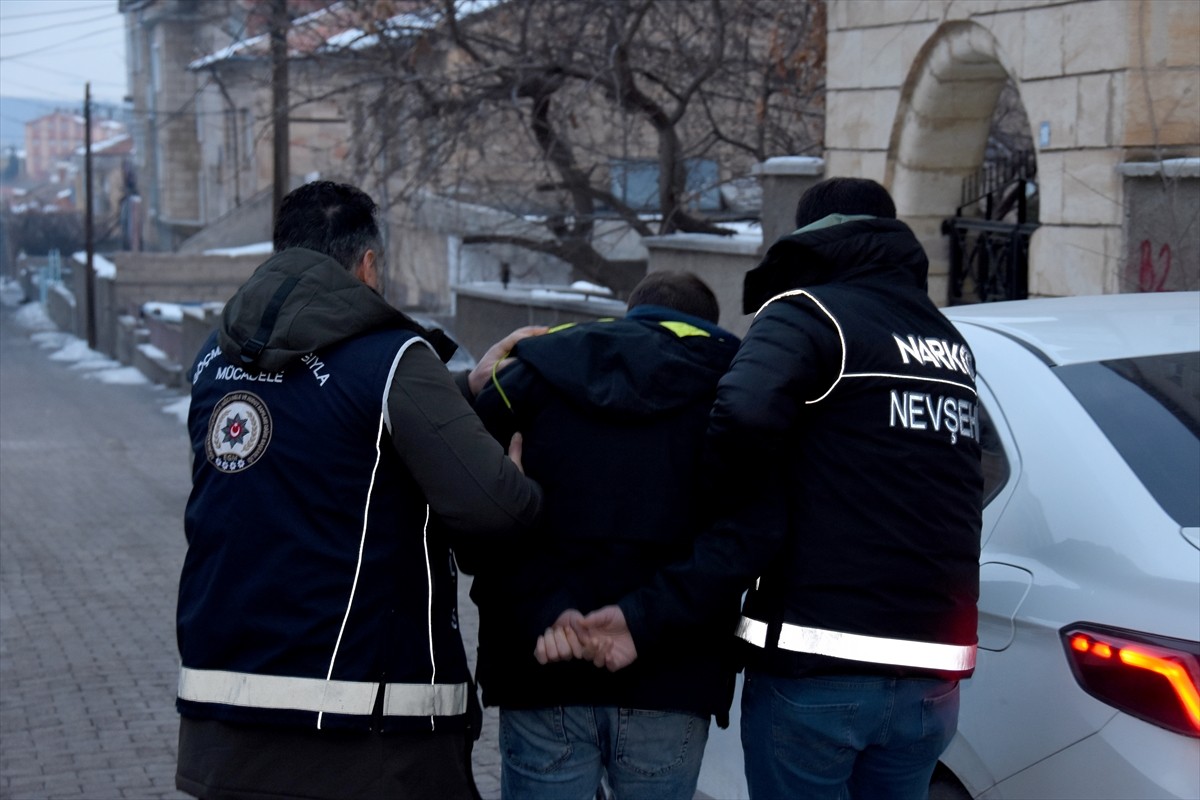 Nevşehir merkezli 3 ilde eş zamanlı gerçekleştirilen uyuşturucu operasyonunda 26 zanlı gözaltına...