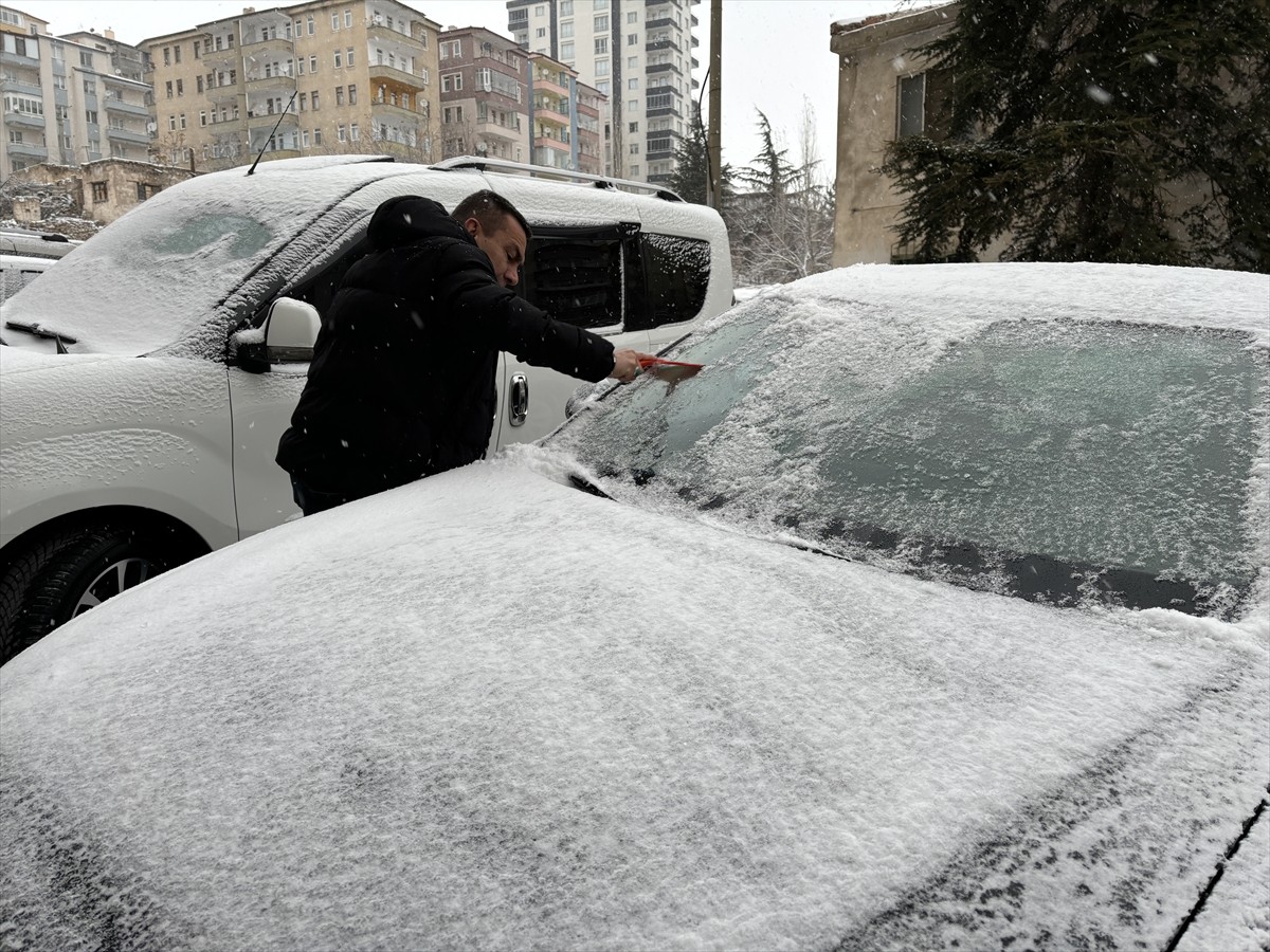 Niğde'de bir süredir mevsim normalleri üzerinde seyreden hava sıcaklıkları, yerini kara ve soğuk...