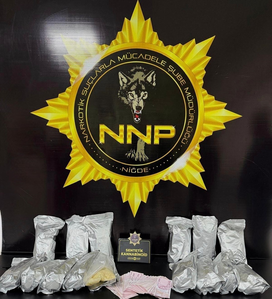 Niğde'de düzenlenen uyuşturucu operasyonunda gözaltına alınan 5 şüpheliden 2'si...