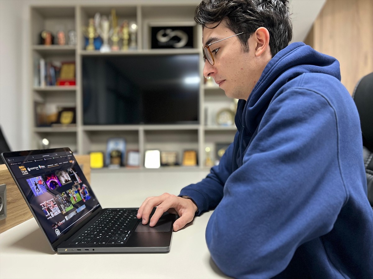 Olimpiyat şampiyonu milli okçu Mete Gazoz, Anadolu Ajansının (AA) düzenlediği "Yılın Kareleri"...