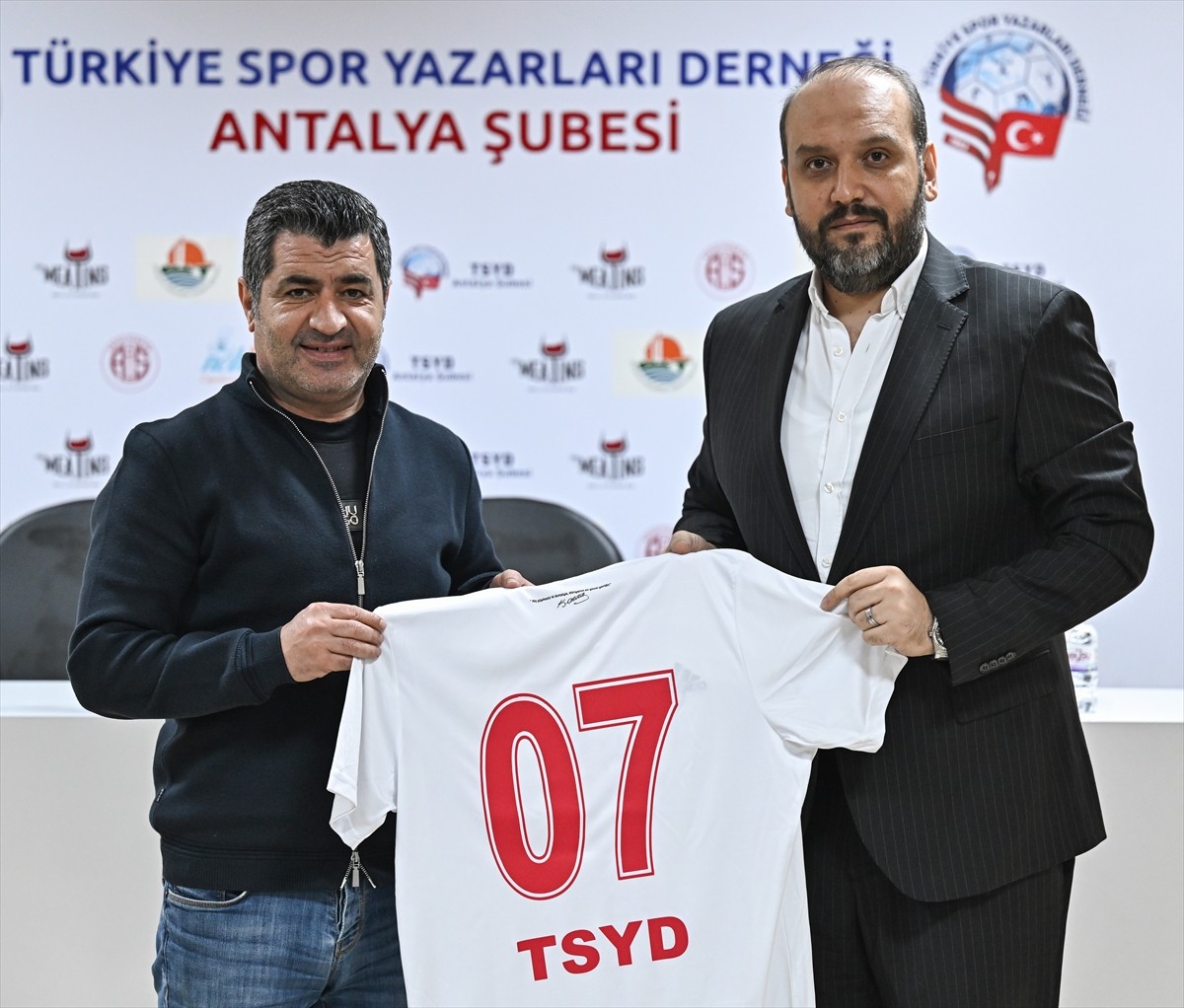 Onvo Antalyaspor Kulübü Basın Sözcüsü Fatih Gürcü (sağda), Türkiye Spor Yazarları Derneği (TSYD)...