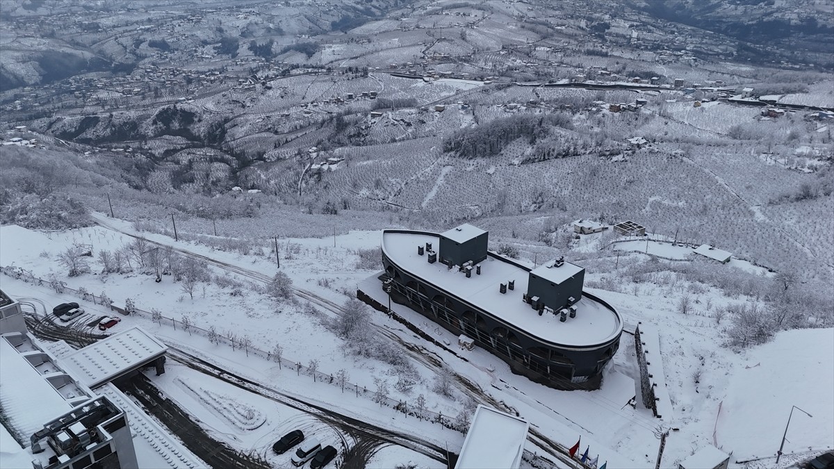 Ordu'da kar yağışı etkili oldu. Altınordu ilçesine bağlı 430 rakımlı Boztepe kar yağışıyla...