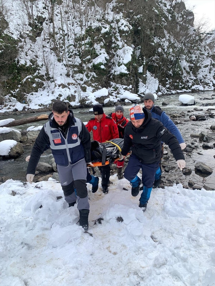 Ordu'da üç gündür kayıp olarak aranan kadının cesedi, dere yatağında bulundu. Kayıp kadını arama...