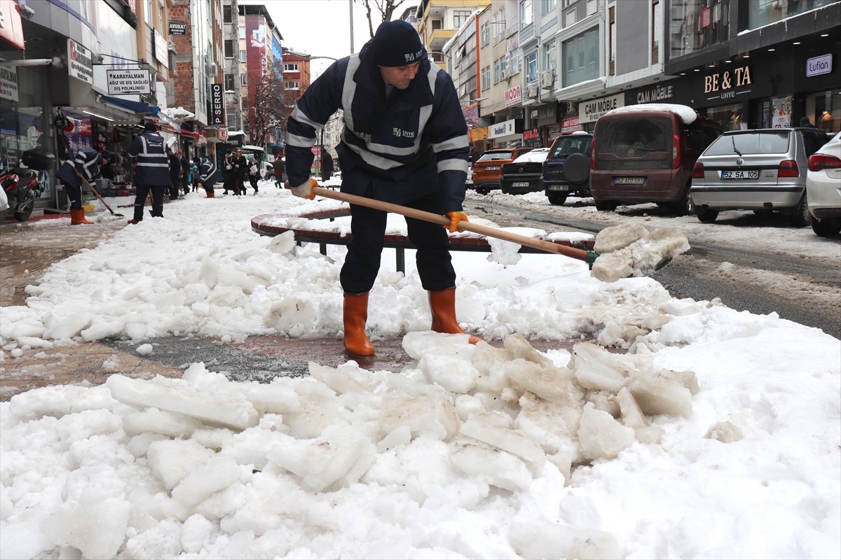 Ordu'nun Ünye ilçesi, kar yağışıyla birlikte beyaza büründü. Ekipler kar yağışı sonrası...