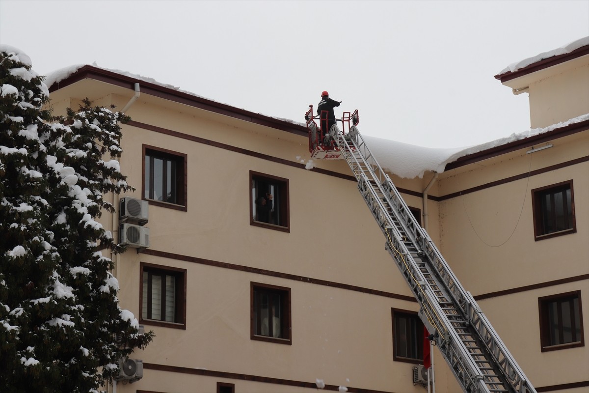 Ordu'nun Ünye ilçesi, kar yağışıyla birlikte beyaza büründü. Ekipler kar yağışı sonrası...
