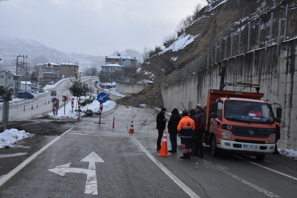 Ordu-Ulubey kara yolu heyelan nedeniyle trafiğe kapandı.
