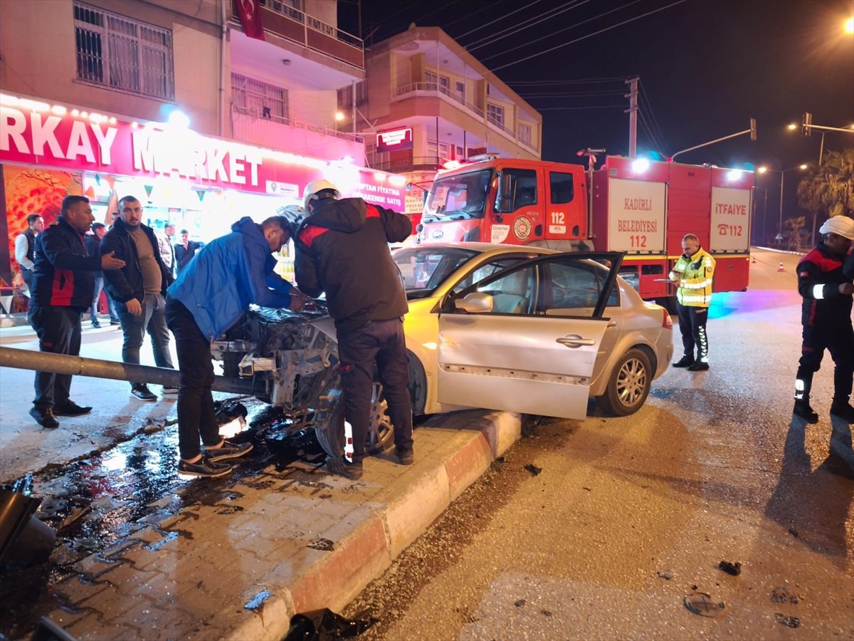 Osmaniye’nin Kadirli ilçesinde iki otomobilin çarpıştığı kazada yaralanan 2 sürücü, ambulanslarla...