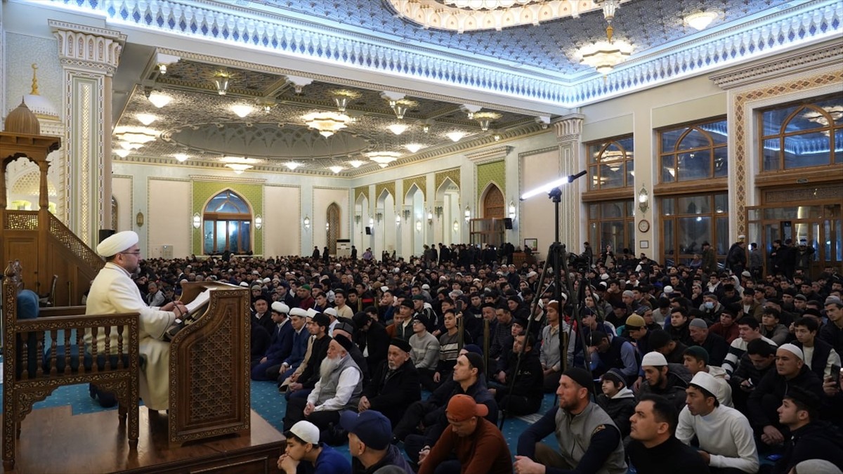 Özbekistan'da ramazan ayının başlamasıyla Müslümanlar, ilk teravih namazını eda etti. Başkent...