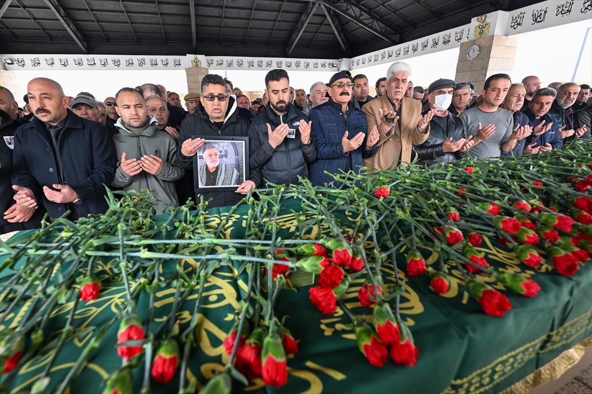 "Kahtalı Mıçe" olarak tanınan ses sanatçısı Mustafa Kahtalı'nın cenazesi, Antalya'da düzenlenen...