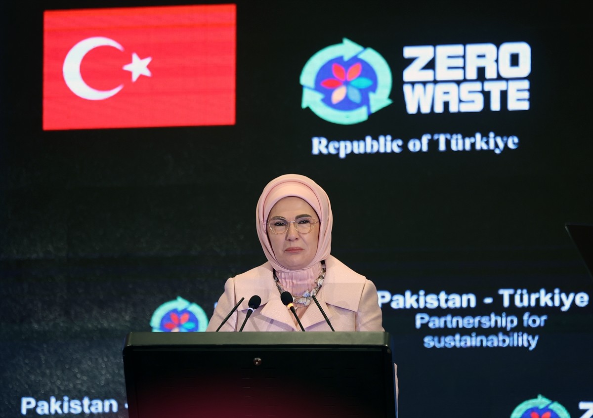 Resmi temaslarda bulunmak üzere Pakistan'ın başkenti İslamabad'a gelen Cumhurbaşkanı Recep Tayyip...