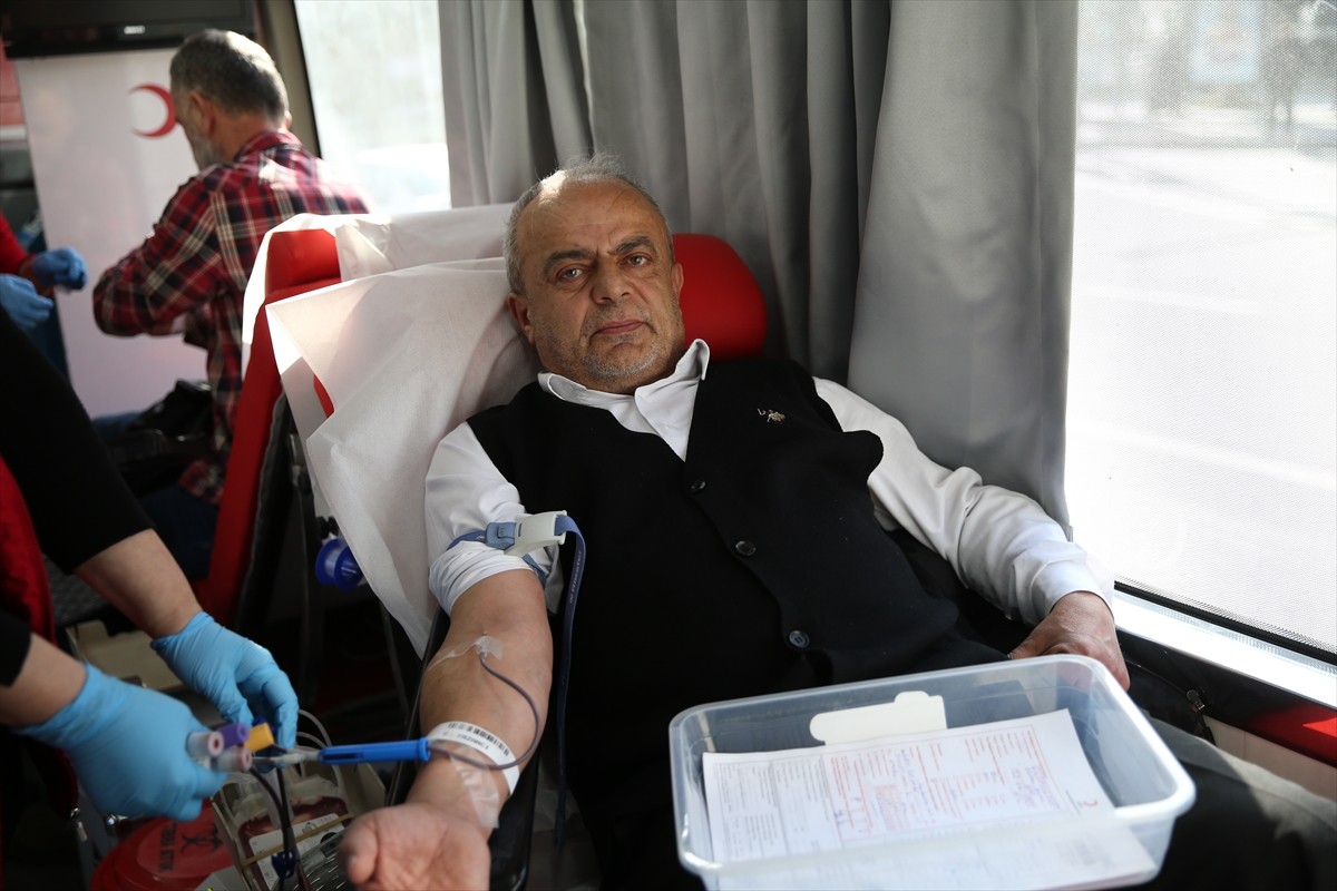 Rize'de, Türk Kızılayına kan bağışında bulunanlara 5 meyve fidanı verildi. Türk Kızılay Rize...