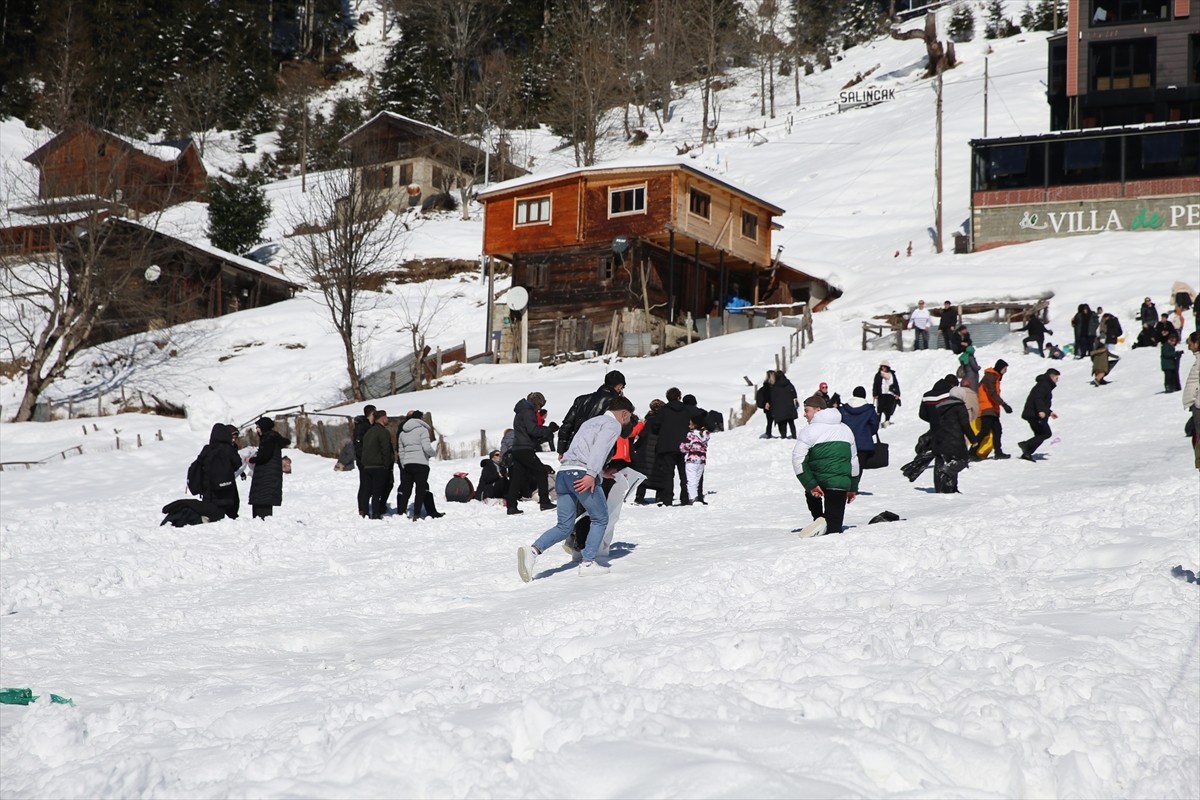 Rize'nin Çamlıhemşin ilçesinde bu yıl 17'ncisi organize edilen "Çamlıhemşin Kardan Adam Kış...