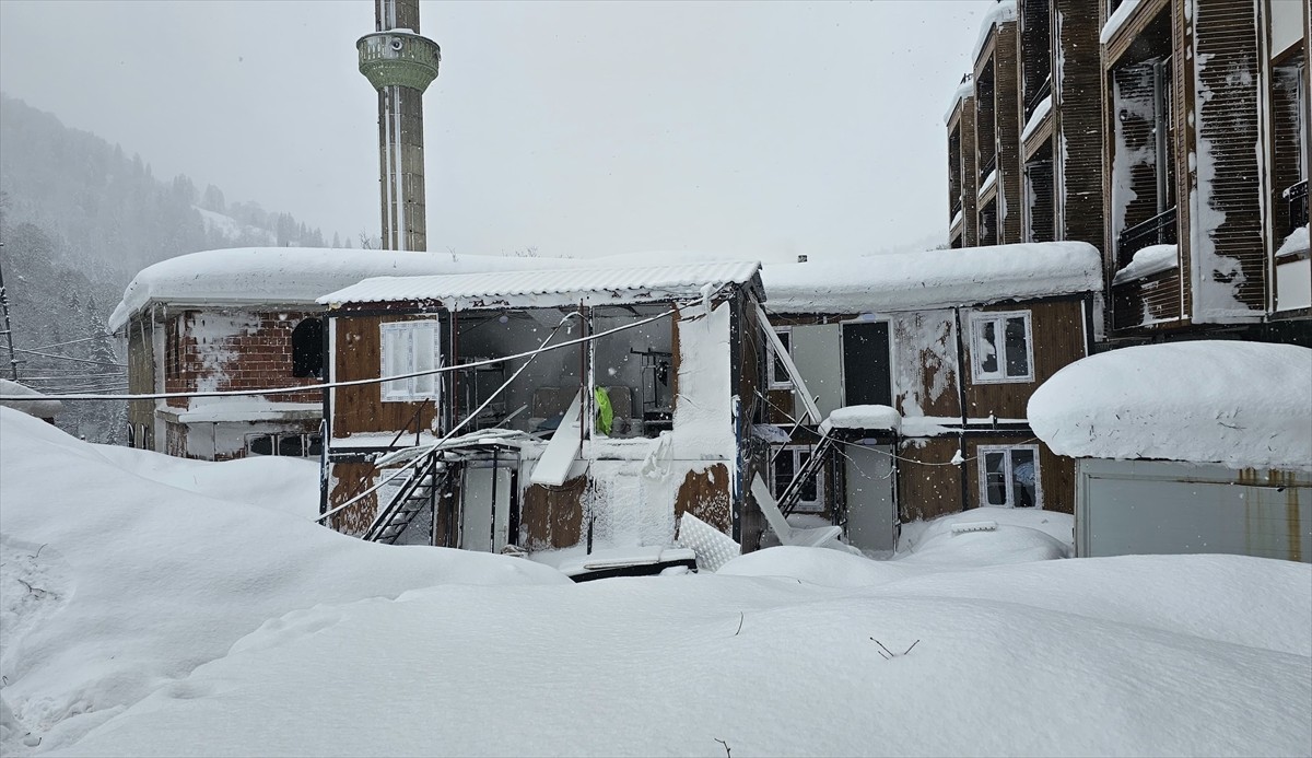 Rize'nin Çamlıhemşin ilçesinde çığ nedeniyle bir restoran ve inşaat firmasına ait iki konteynerde...