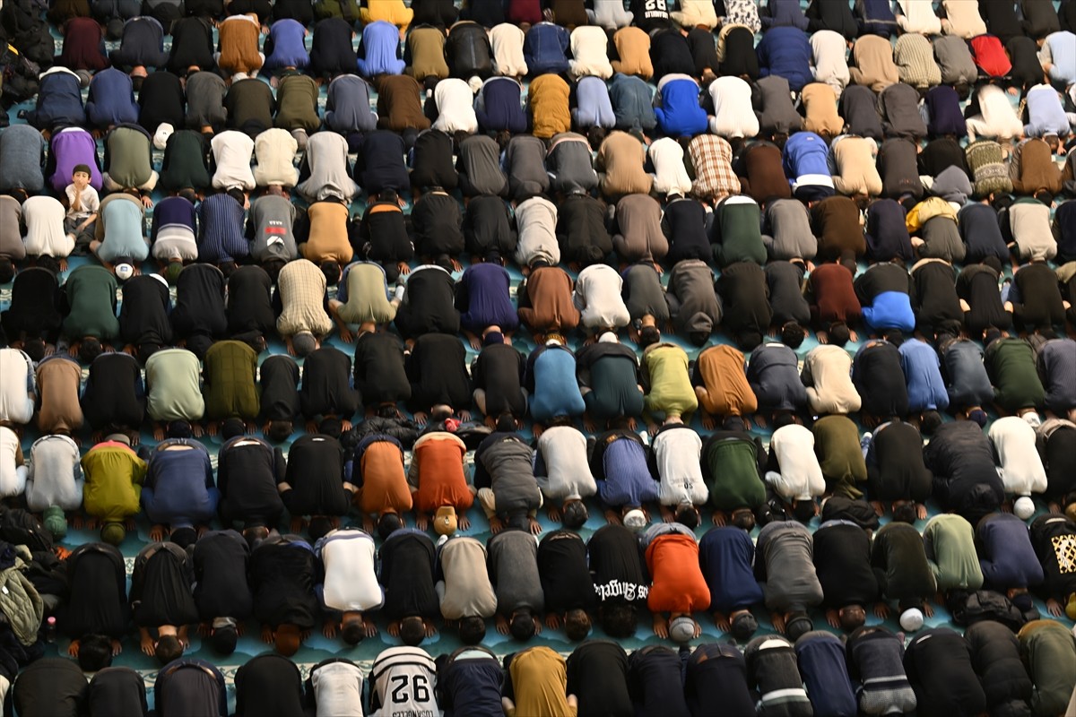 Rusya'nın başkenti Moskova'daki camilerde Müslümanlar, ramazanın ilk teravih namazını...