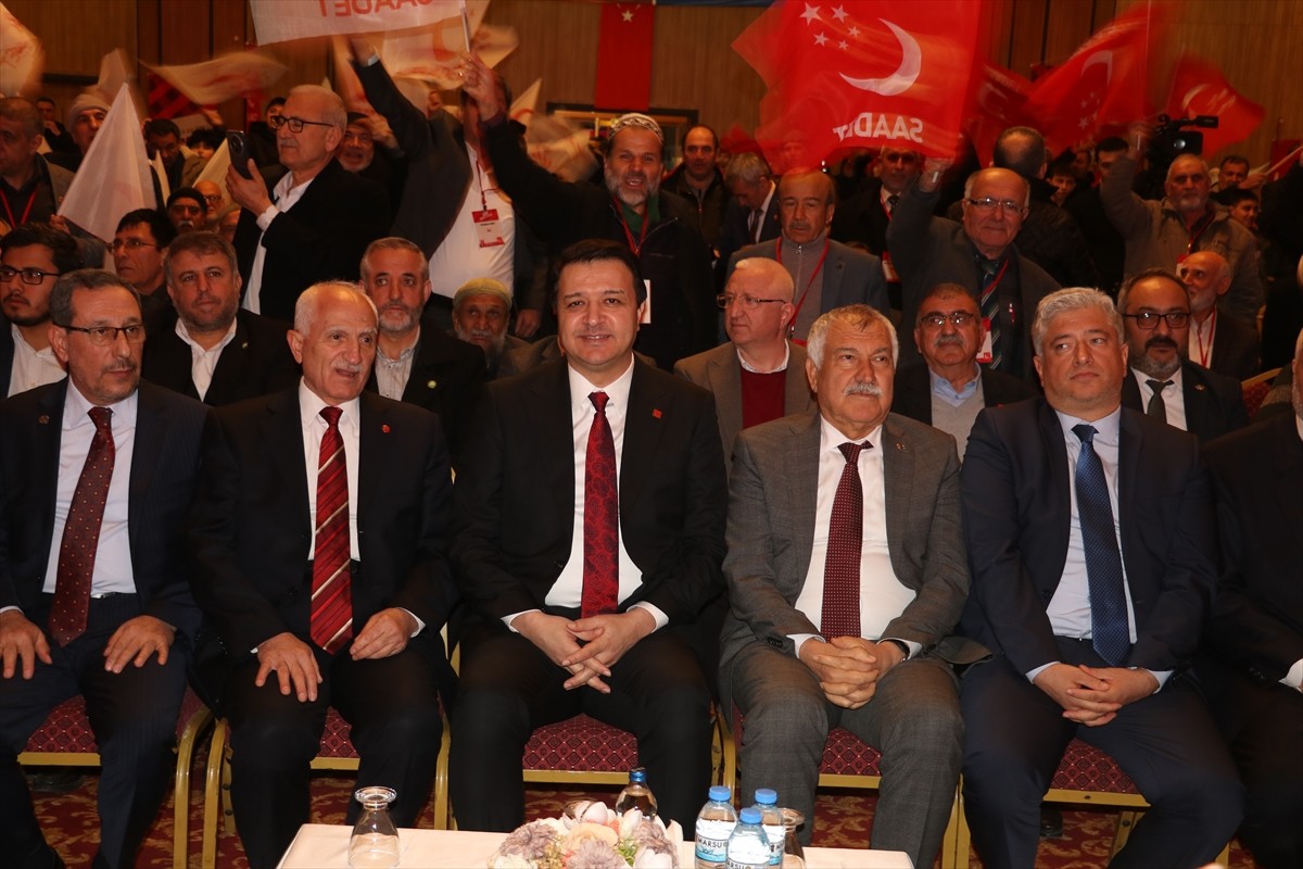 Saadet Partisi Genel Başkanı Mahmut Arıkan (ortada), partisinin Yüreğir Kültür Merkezi’nde...