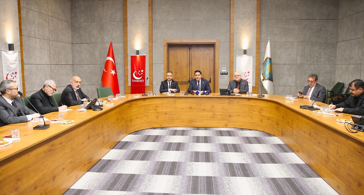 Saadet Partisi Grup Başkanvekili Bülent Kaya, Diyarbakır'da partisince düzenlenen "Sivil Toplum ve...