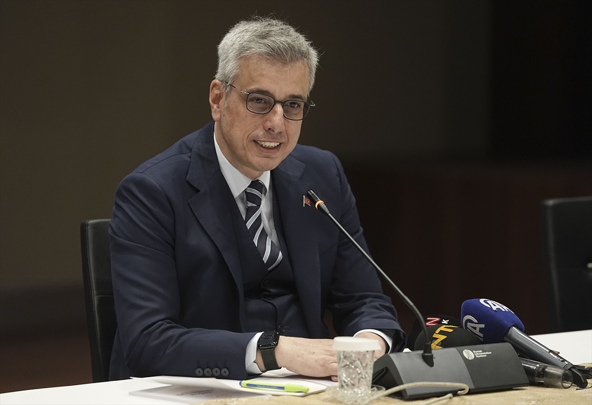 Sağlık Bakanı Kemal Memişoğlu (ortada), Bakanlık Bilkent Yerleşkesi'nde düzenlenen Sağlık...