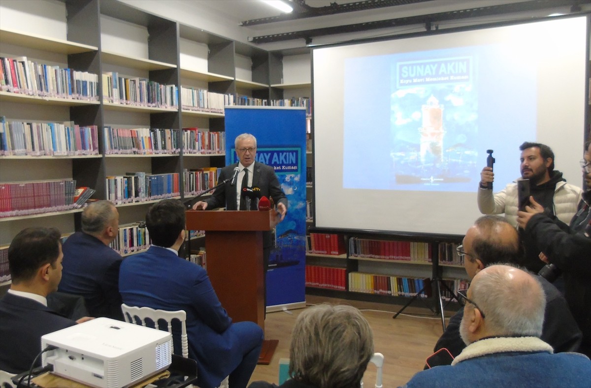 Şair ve yazar Sunay Akın'ın Türkiye İş Bankası Kültür Yayınları tarafından yayınlanan "Koyu Mavi...