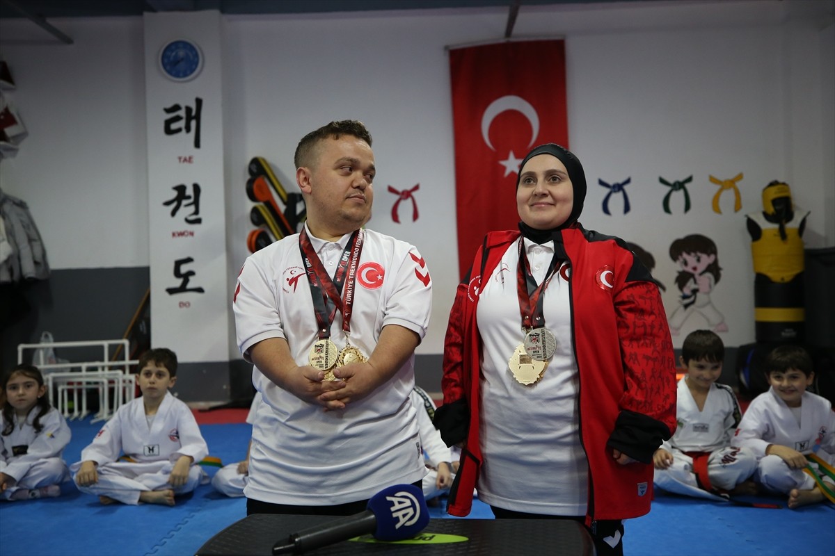 Sakarya'da birlikte tekvandoya başlayan akondroplazi (Boy kısalığına neden olan bir büyüme...