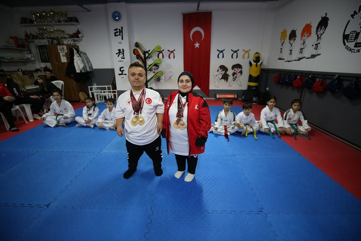 Sakarya'da birlikte tekvandoya başlayan akondroplazi (Boy kısalığına neden olan bir büyüme...