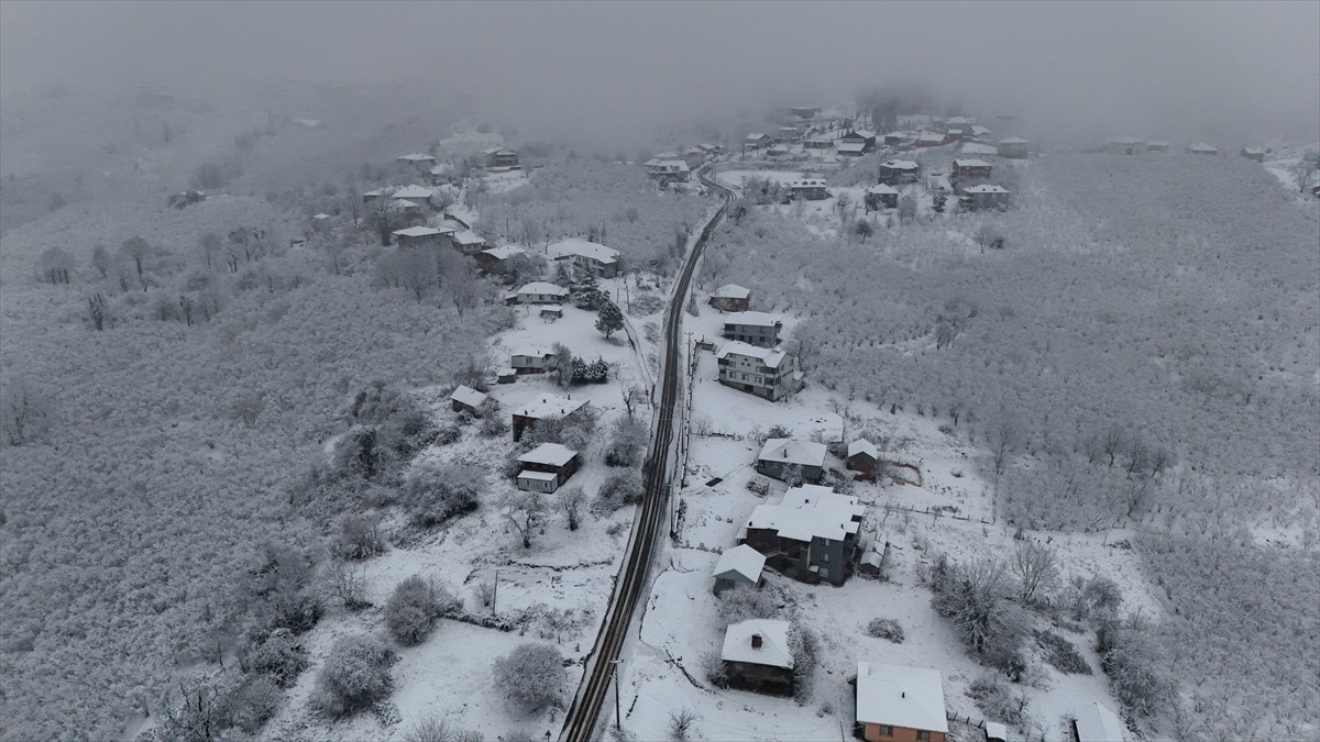 Sakarya'nın Kocaali ilçesinin yüksek kesimlerinde kar yağışı başladı. 