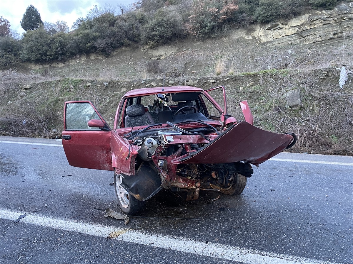 Sakarya'nın Taraklı ilçesinde iki otomobilin çarpışması sonucu yaralanan biri çocuk 4 kişi...