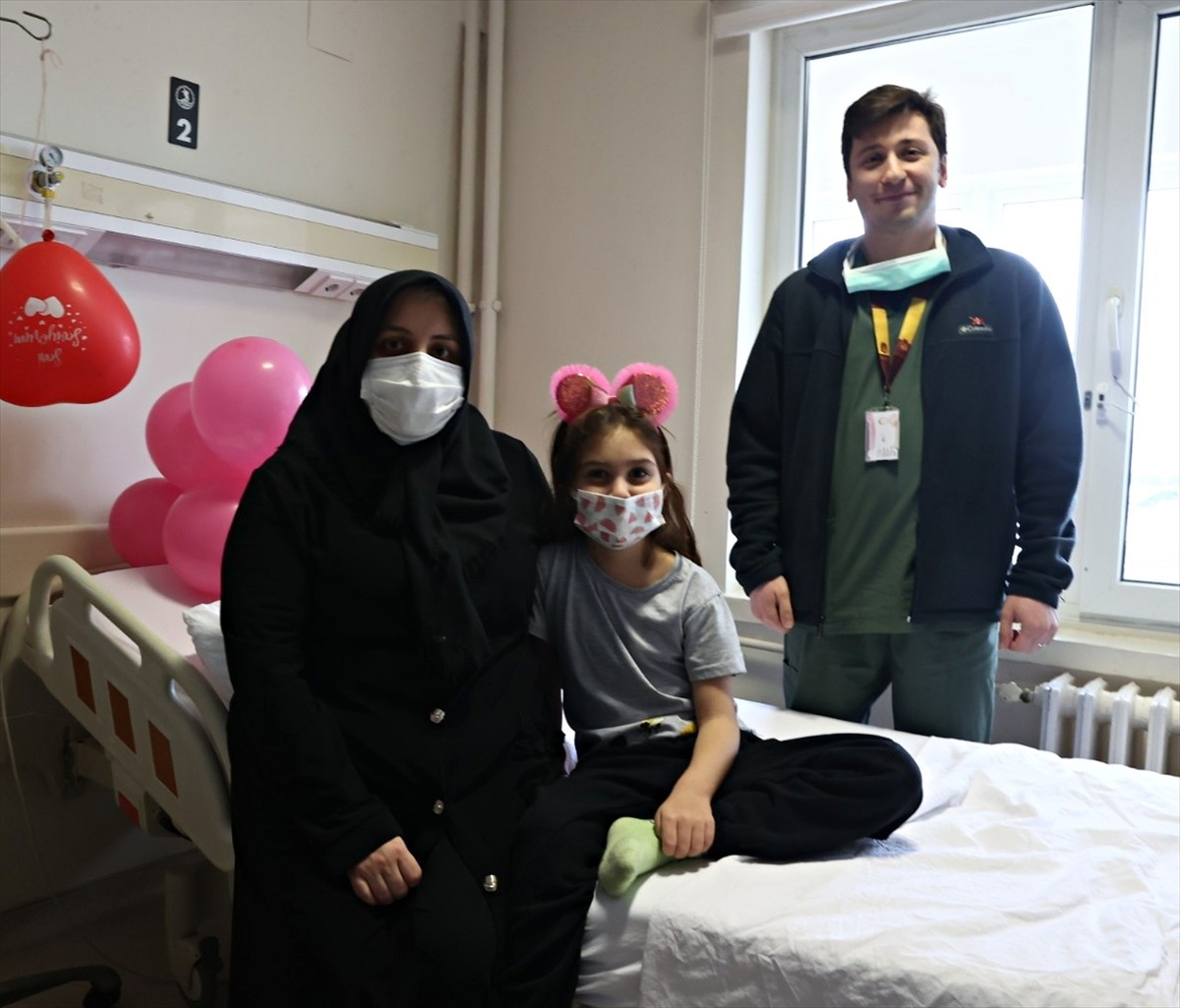 Samsun'da, doğuştan böbrek reflüsü bulunan 8 yaşındaki Azra Elif Yeşil'e, annesinden alınan böbrek...